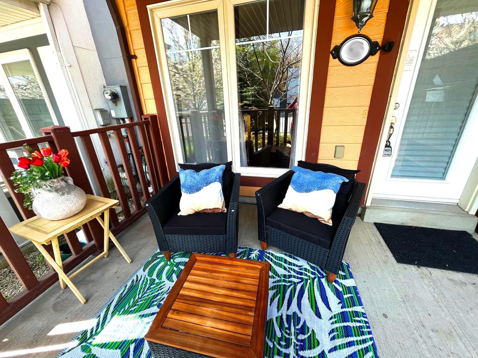 Stunning Rooms In Townhouse Across The Beach Toronto Dış mekan fotoğraf